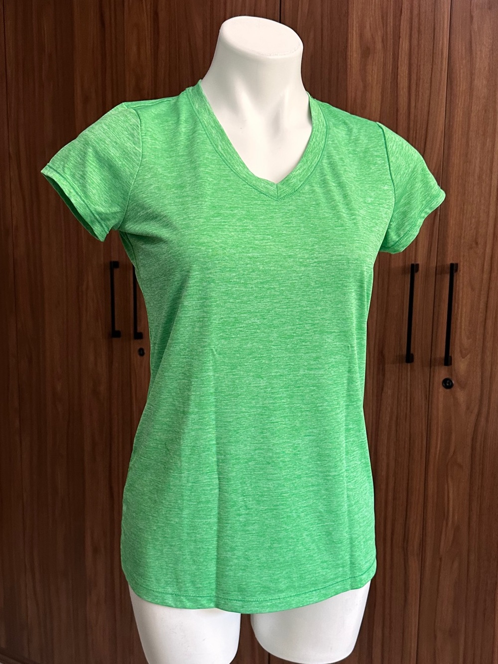 🔥3 FOR $25🔥 NWOT. Xersion Heathered Lime Green V-Neck Short Sleeve Tee
